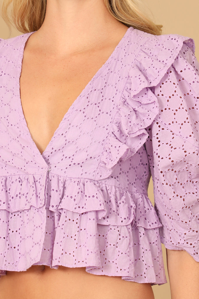 V-NECK EYELET RUFFLE DETAIL PUFF SLEEVE CROP TOP