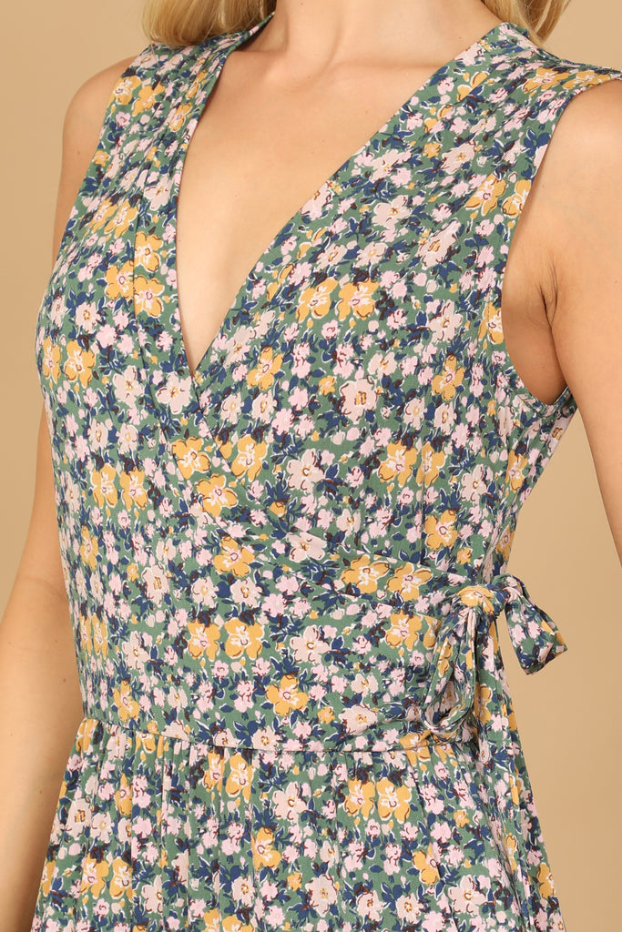 V-NECK SLEEVLESS FLORAL JUMPSUIT