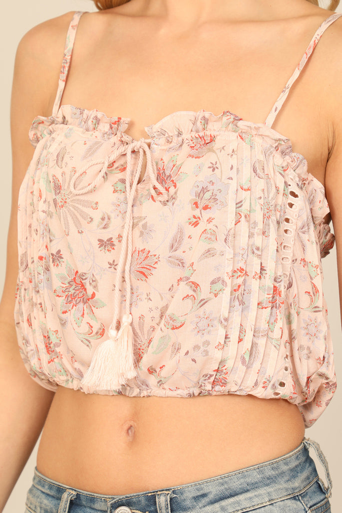 KEYHOLE TASSEL TIE PLEATED FLORAL CROP TOP