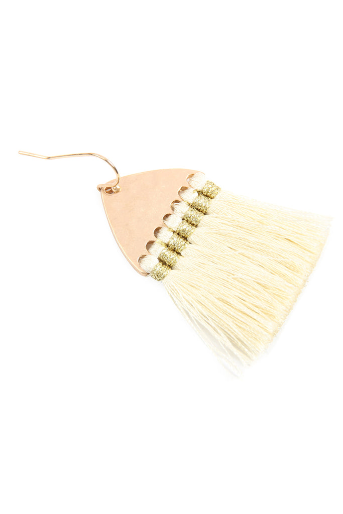 THREAD TASSEL HAMMERED METAL HOOK EARRINGS