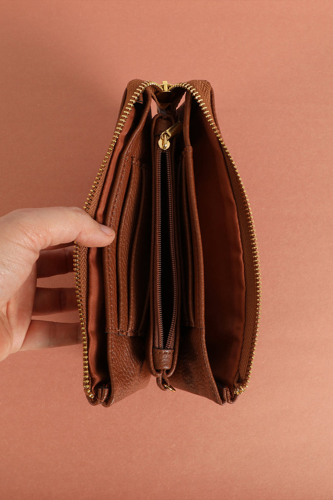 005 - LEATHER WALLET WITH DETACHABLE WRISTLET