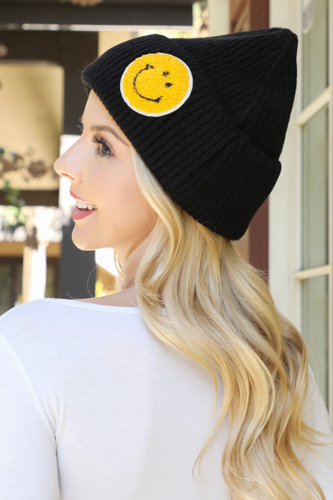 KNITTED BEANIE WITH SMILEY FACE