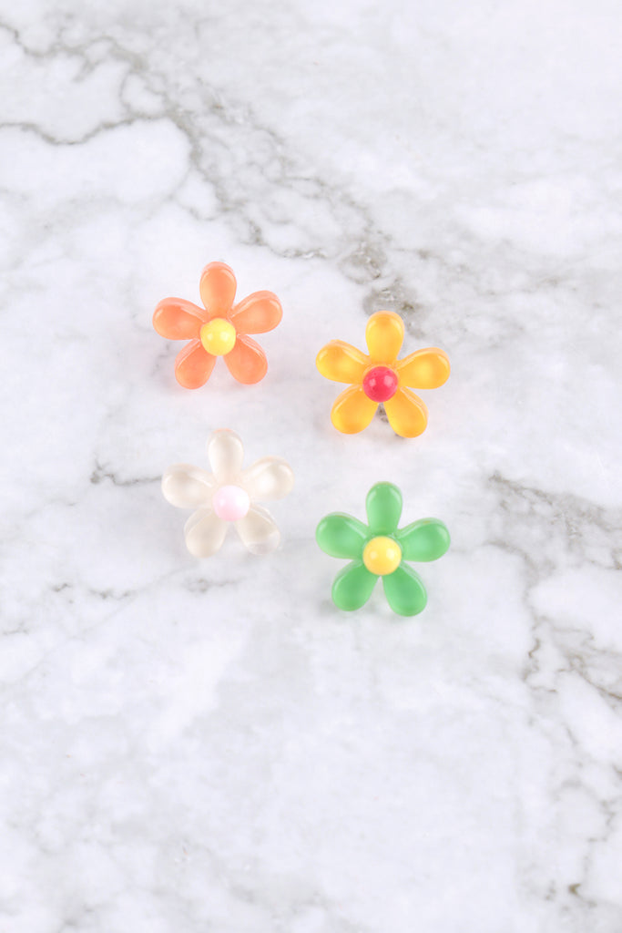 RESIN DAISY FLOWER STUD EARRINGS