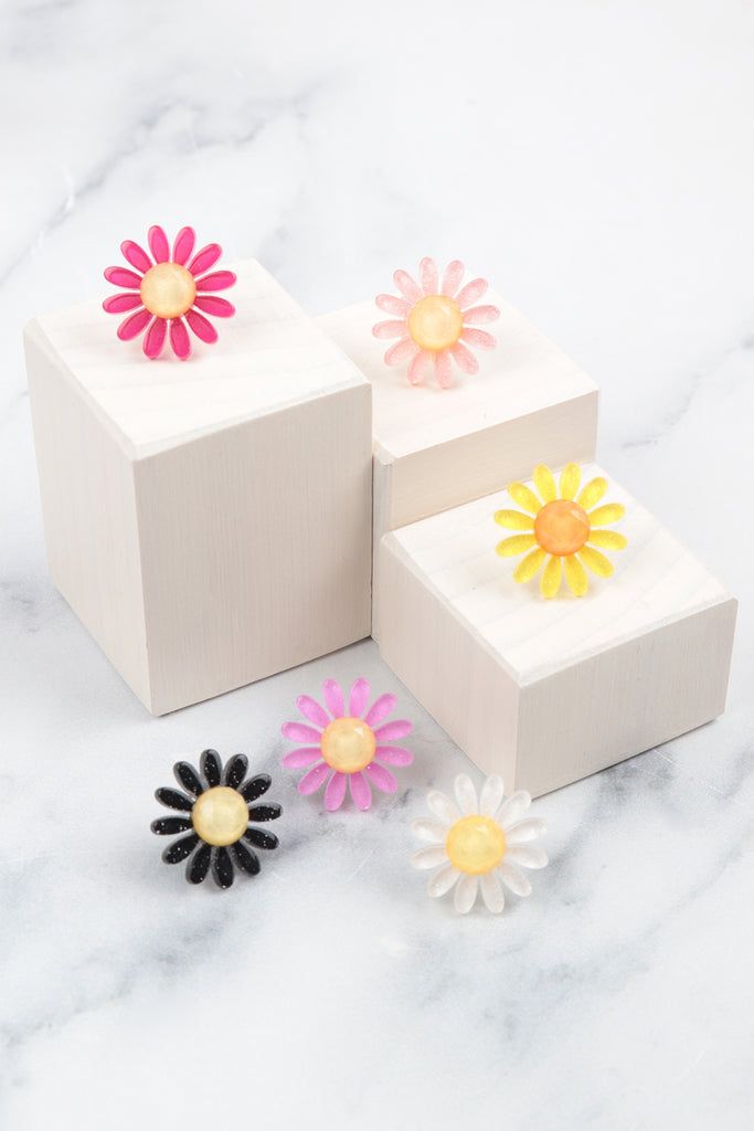 DAISY COLOR ACRYLIC STUD EARRINGS